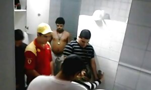 बड़े सेक्सी मूवी हद स्तनों के साथ एक औरत पंगा लेना युवक