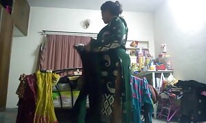 प्यारे कैटरीना कैफ सेक्सी मूवी टोपी के साथ वेश्या एक बड़े अंडे के साथ एक आदमी के लिए खुद को देने के लिए