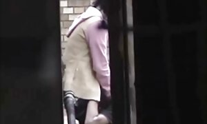एक पतली औरत उसके मुंह फुल सेक्सी मूवी पिक्चर के साथ चश्मा पहने हुए एक काले आदमी के ट्रंक ऊपर उठाने और नीचे करने के लिए योनि में प्रवेश